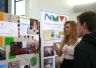 Hostesky provázely návštěvníky expozicí gymnázia a projektu NMVD.